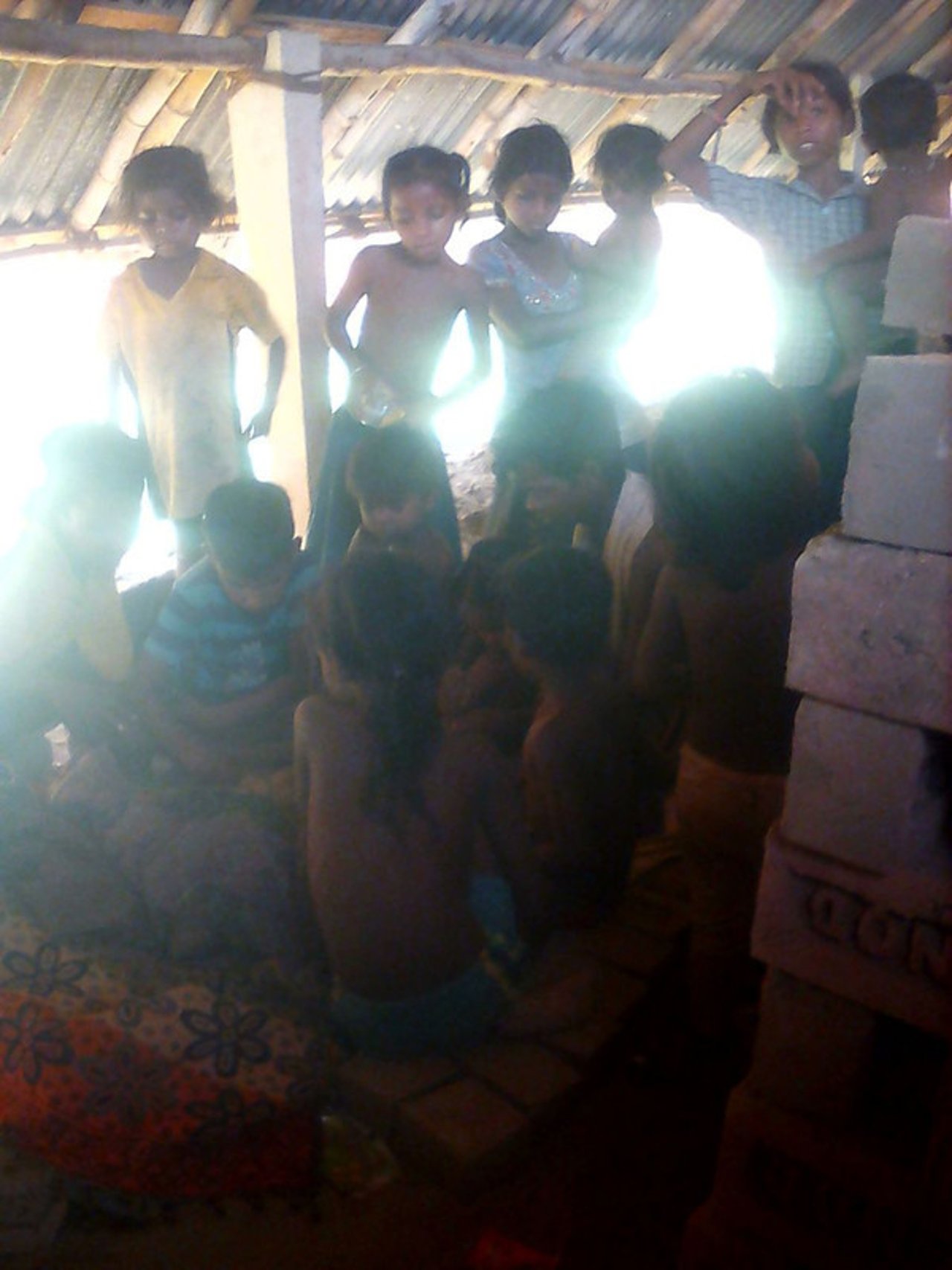 2020 05 Vinod Brick Kiln Children at the worksite jpg 202005 CHN Vinod Brick Kiln Rescue Approved for Full Use