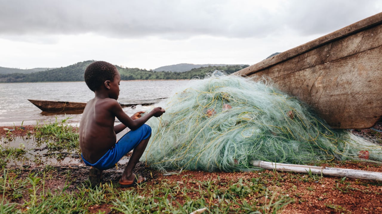 123 72 201907 ACC Ghanaian Children on Lake Stock Photos Approved for Full Use
