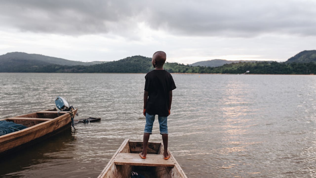 123 80 201907 ACC Ghanaian Children on Lake Stock Photos Approved for Full Use