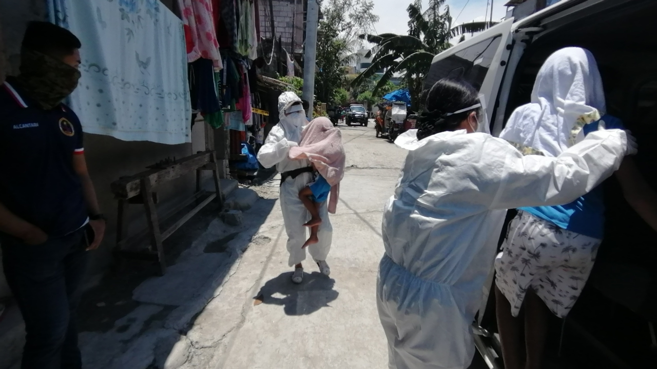 2020 0527 Taguig Op Children being brought to police rescue van 3