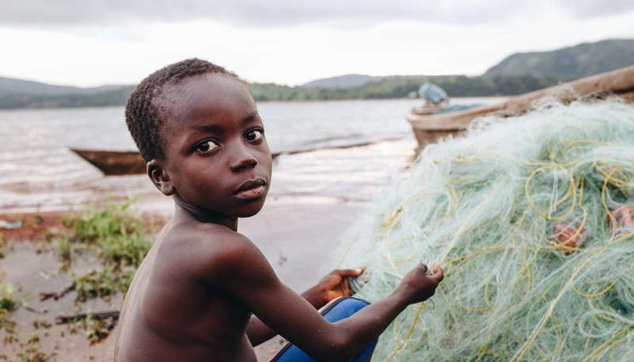 123 77 201907 ACC Ghanaian Children on Lake Stock Photos Approved for Full Use