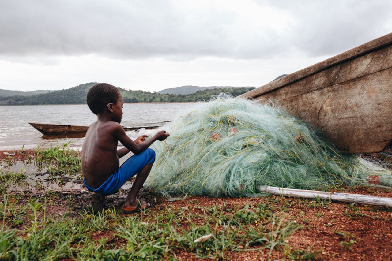 123 72 201907 ACC Ghanaian Children on Lake Stock Photos Approved for Full Use