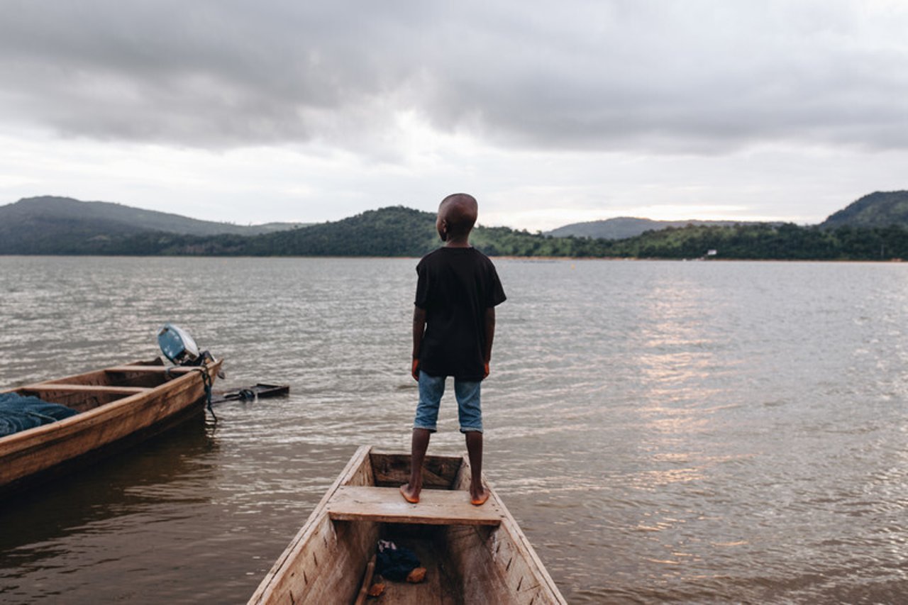 123 80 201907 ACC Ghanaian Children on Lake Stock Photos Approved for Full Use