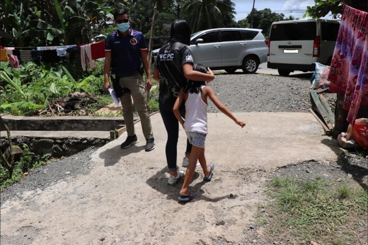 One of the victims with police pic2 1024x682